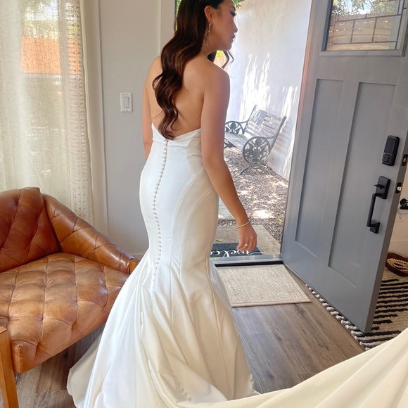 Mermaid style wedding dress in ivory. Size 4. Original price: $3000 - Picture 3 of 7